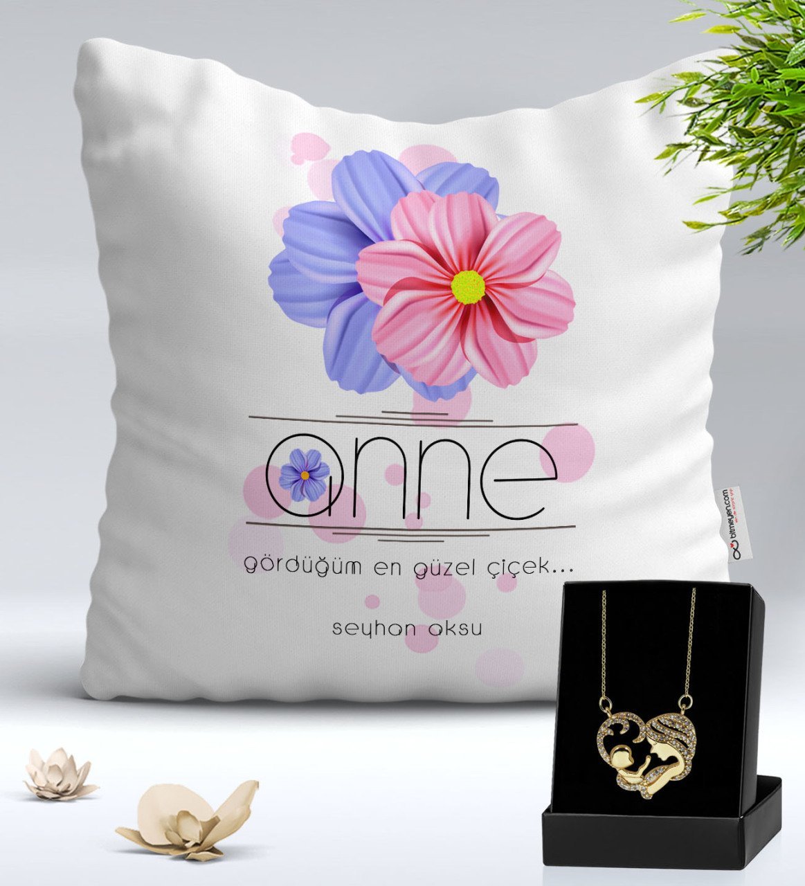 Kişiye Özel Anne Temalı Yastık ve Zirkon Taşlı Anne-Bebek Kalp Kolye Hediye Seti