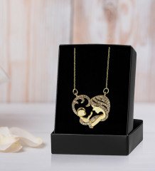 Kişiye Özel Anne Temalı Yastık ve Zirkon Taşlı Anne-Bebek Kalp Kolye Hediye Seti