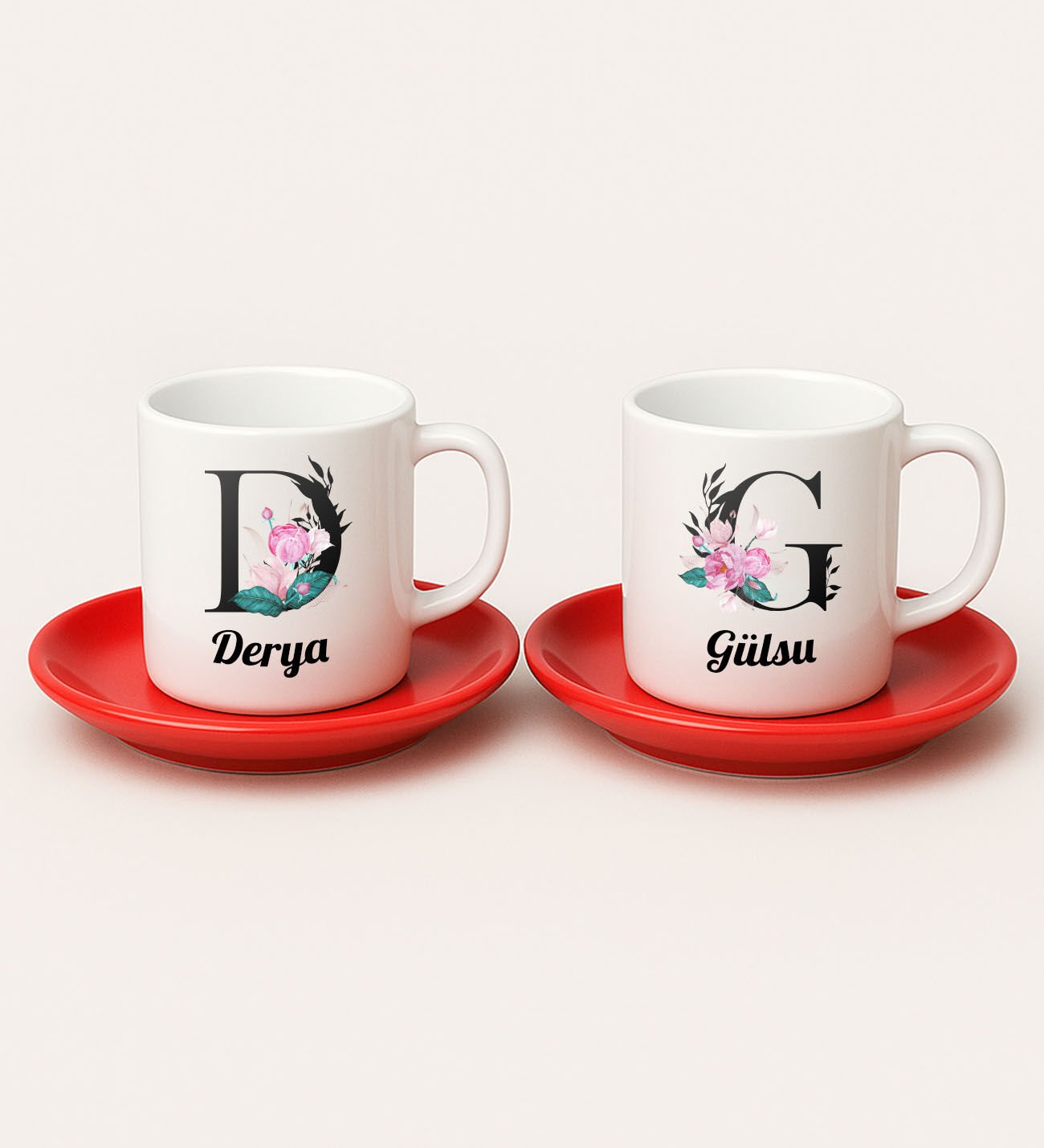 BK Gift Kişiye Özel Harf ve İsim Tasarımlı 2'li Kırmızı Tabaklı Türk Kahvesi Fincan Takımı-1, Sevgiliye Hediye, Arkadaşa Hediye, Eşe Hediye