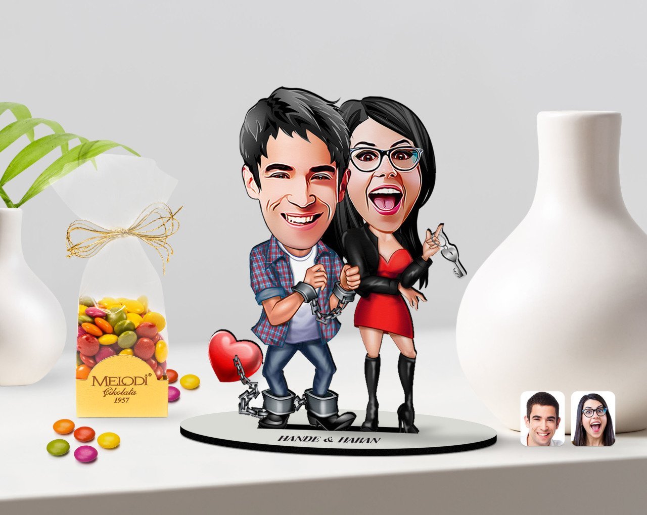 Kişiye Özel Sevgililer Karikatürlü 3D Ahşap Biblo ve Çikolatalı Renkli Bonbon Draje Hediye Seti-1