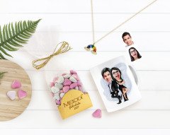 Kişiye Özel Sevgililer Karikatürlü Çift Harfli Bulut Kolye Kupa ve Çikolatalı Kalp Bonbon Draje Hediye Seti-6