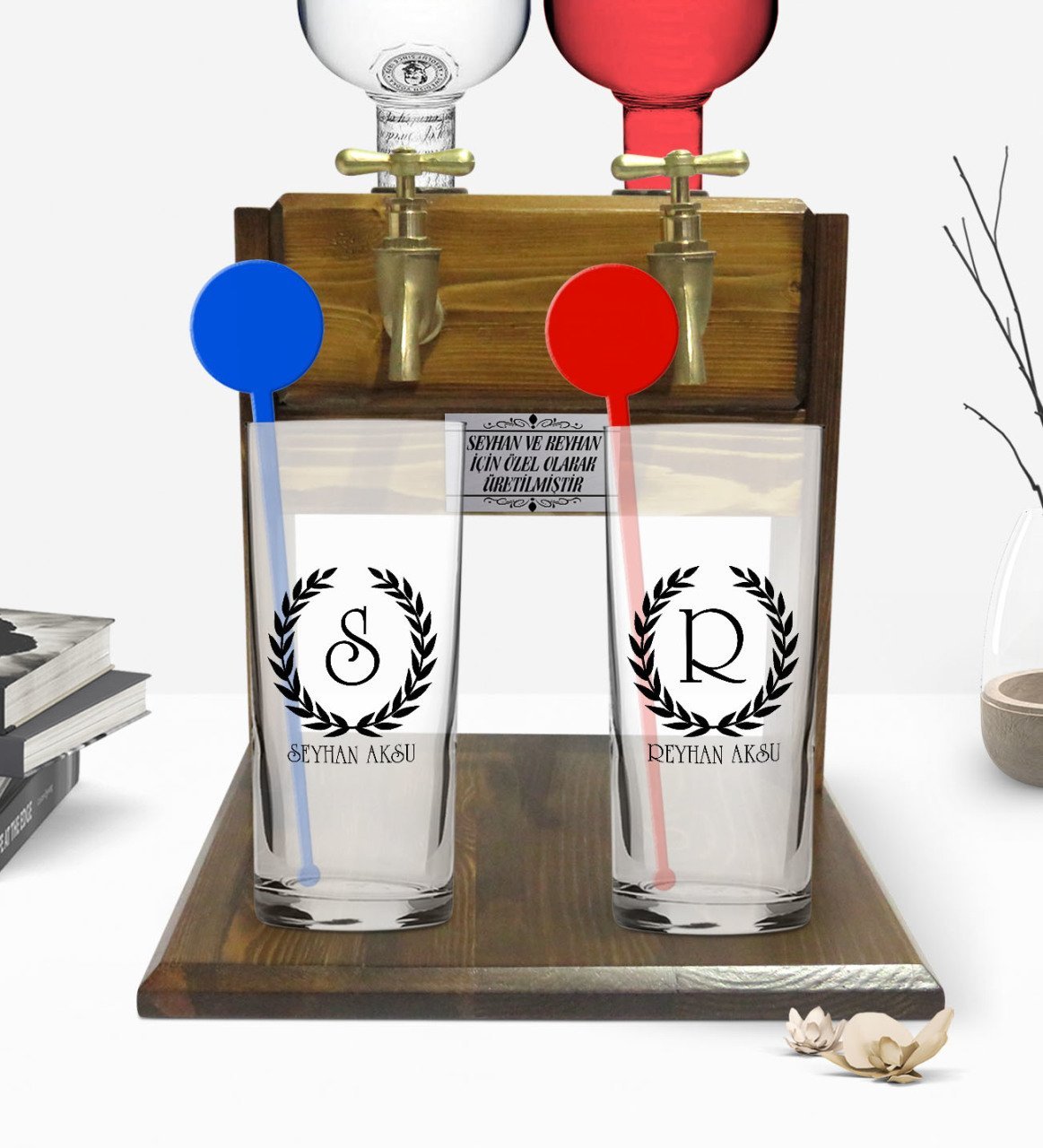 Kişiye Özel Renkli Baskılı Çelenk Baş Harfli İsimli İkili Vodka Bardağı ve Çift Musluklu Doğal Ahşap Vodka Standı-2