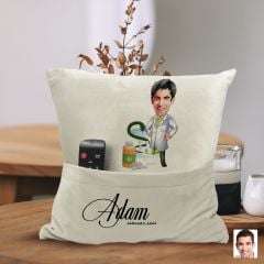 BK Gift Kişiye Özel Eczacı Karikatür Tasarımlı Organizer Kumanda ve Atıştırmalık Cepli Sarı Kırlent Yastık-3 Arkadaşa Hediye, Cepli Yastık