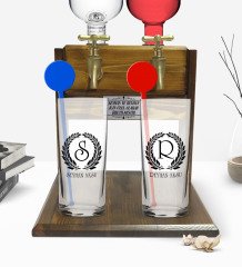 Kişiye Özel Renkli Baskılı Çelenk Baş Harfli İsimli İkili Vodka Bardağı ve Çift Musluklu Doğal Ahşap Vodka Standı-6