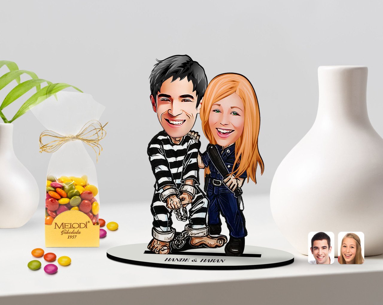 Kişiye Özel Sevgililer Karikatürlü 3D Ahşap Biblo ve Çikolatalı Renkli Bonbon Draje Hediye Seti-7