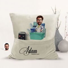 BK Gift Kişiye Özel Eczacı Karikatür Tasarımlı Organizer Kumanda ve Atıştırmalık Cepli Sarı Kırlent Yastık-4 Arkadaşa Hediye, Cepli Yastık
