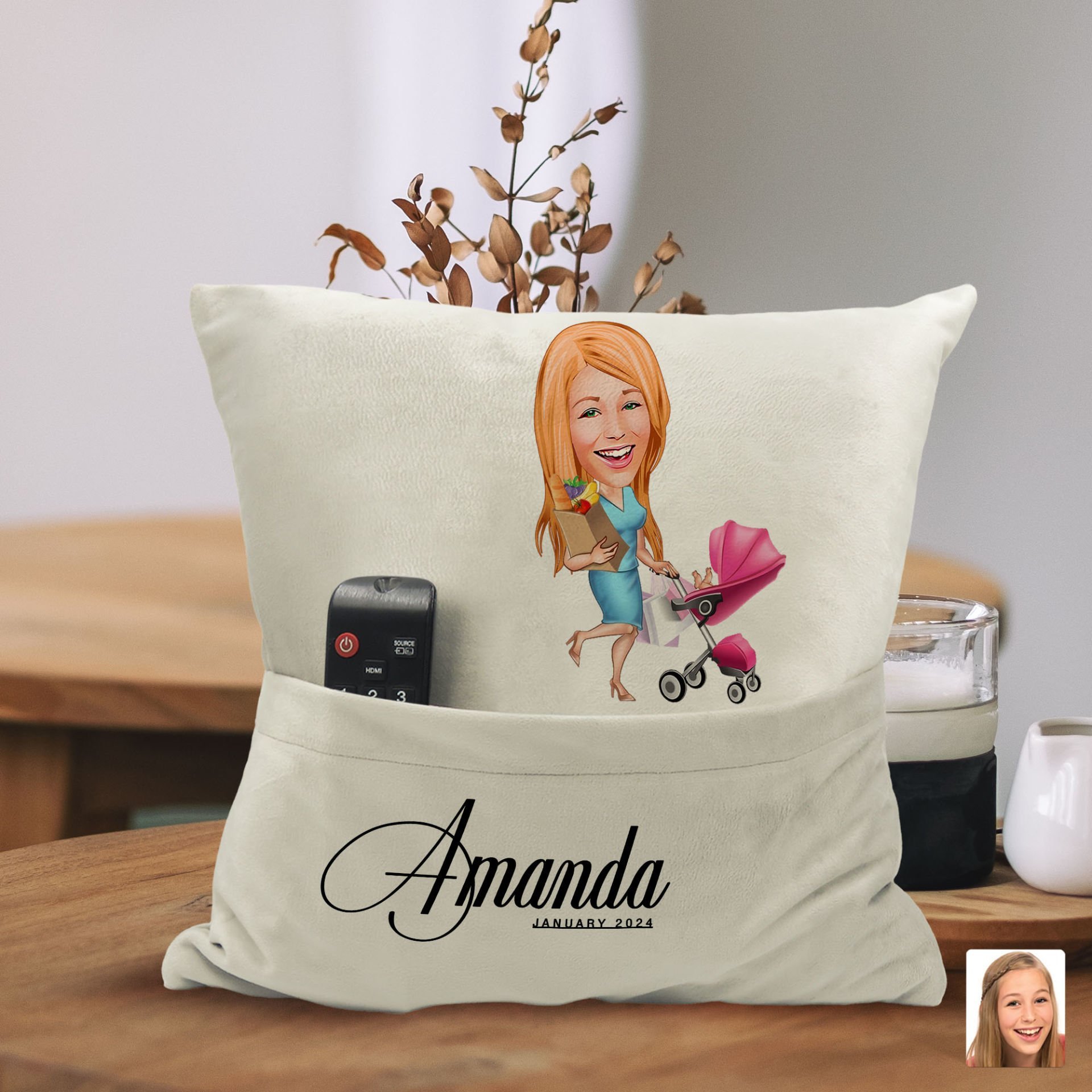 BK Gift Kişiye Özel Ev Hanımı Karikatür Tasarımlı Organizer Kumanda ve Atıştırmalık Cepli Sarı Kırlent Yastık-1 Arkadaşa Hediye, Cepli Yastık