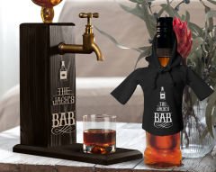 BK Gift Kişiye Özel Kabartma İsimli Musluklu Doğal Ahşap İçki Standı ve Siyah İçki Şişesi Tişörtü Hediye Seti, Home Bar, Viski Çeşmesi, Ahşap İçecek Çeşmesi-5
