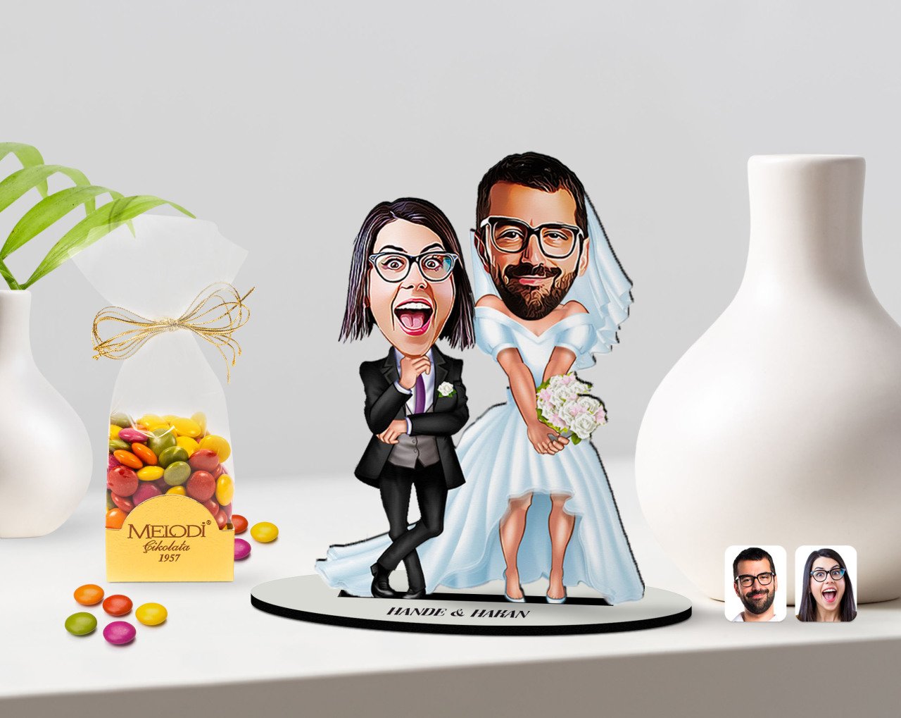 Kişiye Özel Sevgililer Karikatürlü 3D Ahşap Biblo ve Çikolatalı Renkli Bonbon Draje Hediye Seti-16