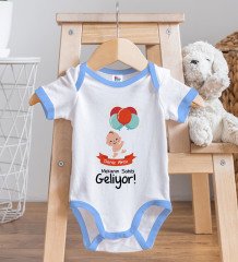 BK Kids Kişiye Özel Mekanın Sahibi Geliyor Tasarımlı Mavi Bebek Body Zıbın ve Mama Önlüğü Hediye Seti