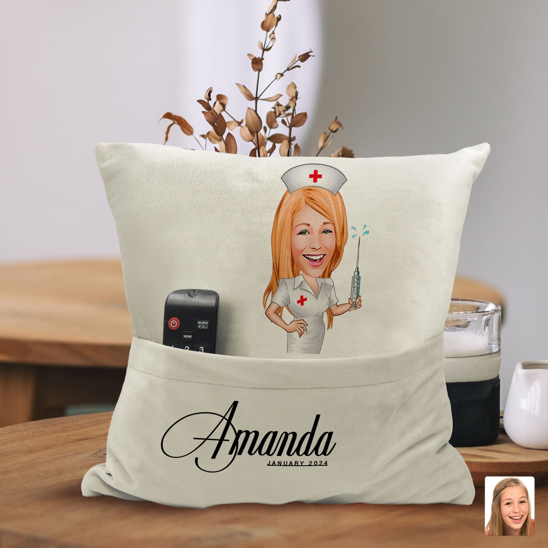 BK Gift Kişiye Özel Hemşire Karikatür Tasarımlı Organizer Kumanda ve Atıştırmalık Cepli Sarı Kırlent Yastık-2 Arkadaşa Hediye, Cepli Yastık