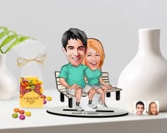 Kişiye Özel Sevgililer Karikatürlü 3D Ahşap Biblo ve Çikolatalı Renkli Bonbon Draje Hediye Seti-55