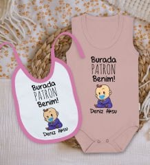 BK Kids Kişiye Özel Burada Patron Benim Tasarımlı Pembe %100 Pamuklu Askılı Sıfır Kol Bebek Body Zıbın ve Mama Önlüğü Hediye Seti
