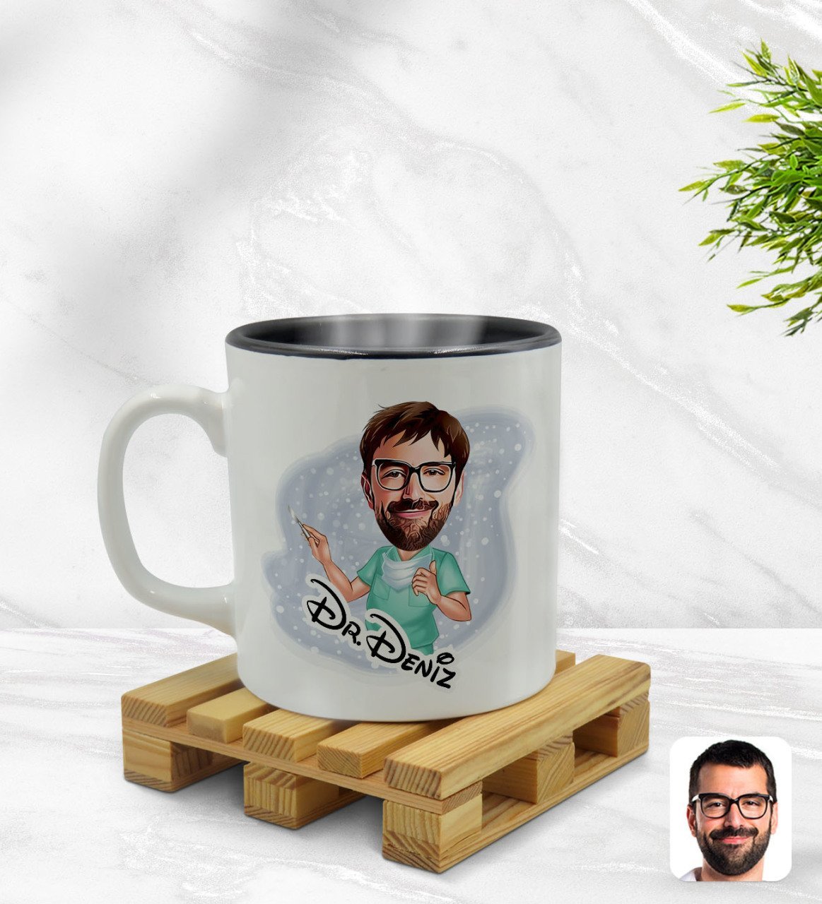 Kişiye Özel Erkek Cerrah Karikatürlü İçi Siyah Renkli Kupa Bardak Model 1