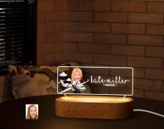 BK Gift Kişiye Özel İsimli Uçak Pilotu Karikatürlü Led Işıklı Akrilik Masa İsimliği-2, Ofis Dekoru, Mesleki Hediye, Ofis Hediyeleri