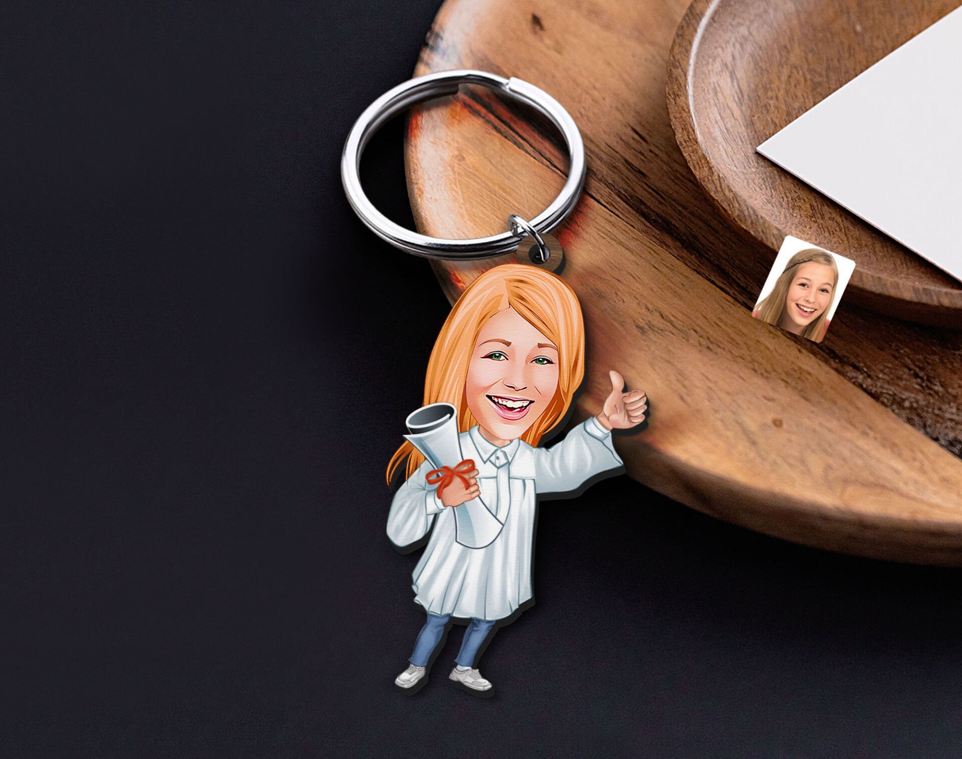 BK Gift Kişiye Özel Mezun Karikatürlü Ahşap Anahtarlık-1 Sevgiliye Hediye, Arkadaşa Hediye, Doğum Günü Hediyesi