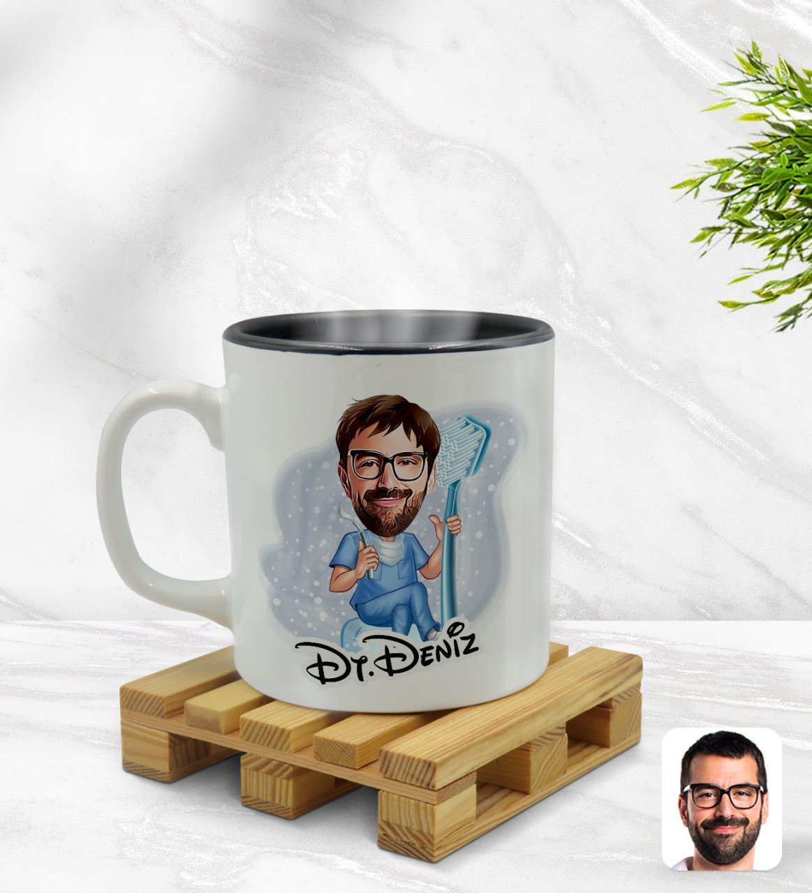 Kişiye Özel Erkek Diş Hekimi Karikatürlü İçi Siyah Renkli Kupa Bardak Model 2