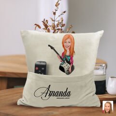 BK Gift Kişiye Özel Kadın Gitarist Karikatür Tasarımlı Organizer Kumanda ve Atıştırmalık Cepli Sarı Kırlent Yastık-1 Arkadaşa Hediye, Cepli Yastık