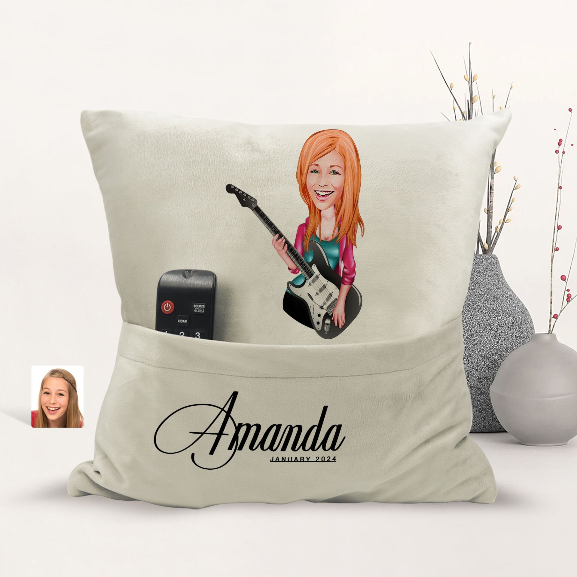 BK Gift Kişiye Özel Kadın Gitarist Karikatür Tasarımlı Organizer Kumanda ve Atıştırmalık Cepli Sarı Kırlent Yastık-1 Arkadaşa Hediye, Cepli Yastık