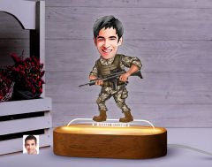 BK Gift Kişiye Özel Asker Karikatürlü Dekoratif 3D Biblo LED Işıklı Gece Lambası-1, Arkadaşa Hediye