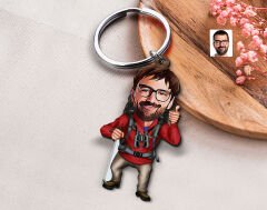 BK Gift Kişiye Özel Gezgin Karikatürlü Ahşap Anahtarlık-1 Sevgiliye Hediye, Arkadaşa Hediye, Doğum Günü Hediyesi