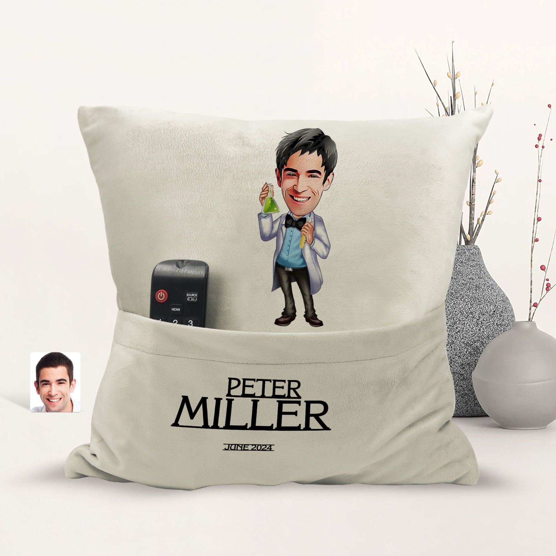 BK Gift Kişiye Özel Kimyager Karikatür Tasarımlı Organizer Kumanda ve Atıştırmalık Cepli Sarı Kırlent Yastık-2 Arkadaşa Hediye, Cepli Yastık