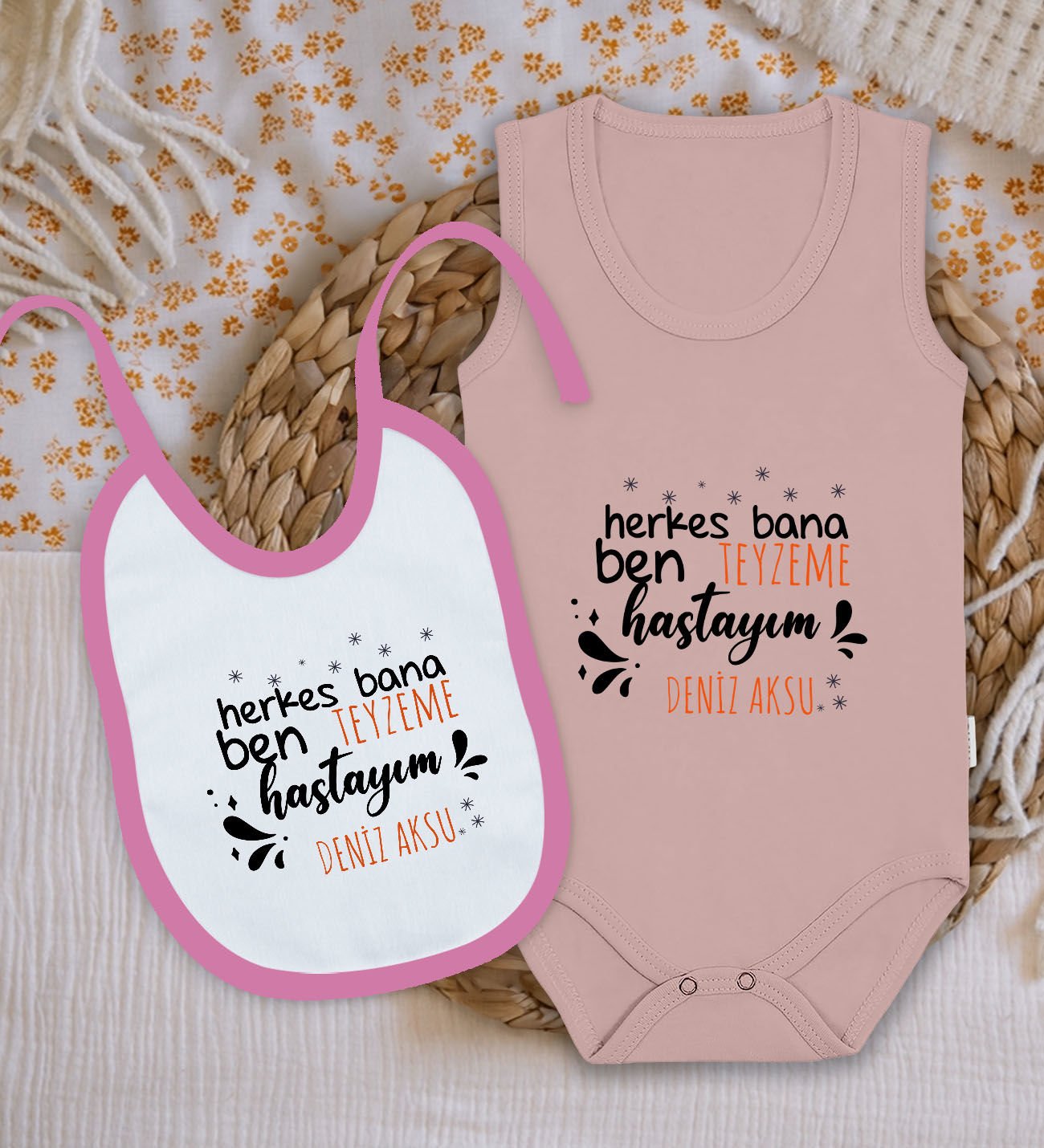 BK Kids Kişiye Özel Teyzeme Hastayım Tasarımlı Pembe %100 Pamuklu Askılı Sıfır Kol Bebek Body Zıbın ve Mama Önlüğü Hediye Seti