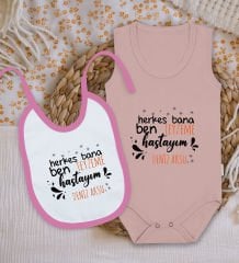 BK Kids Kişiye Özel Teyzeme Hastayım Tasarımlı Pembe %100 Pamuklu Askılı Sıfır Kol Bebek Body Zıbın ve Mama Önlüğü Hediye Seti