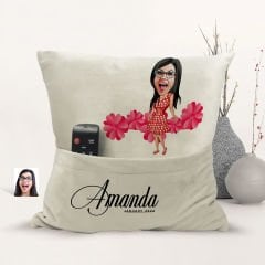 BK Gift Kişiye Özel Anne Karikatür Tasarımlı Organizer Kumanda ve Atıştırmalık Cepli Sarı Kırlent Yastık-2 Arkadaşa Hediye, Cepli Yastık