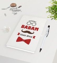 Kişiye Özel Yakışıklı Babam Tasarımlı 9x14cm Beyaz Defter ve Kalem Hediye Seti - Model 1