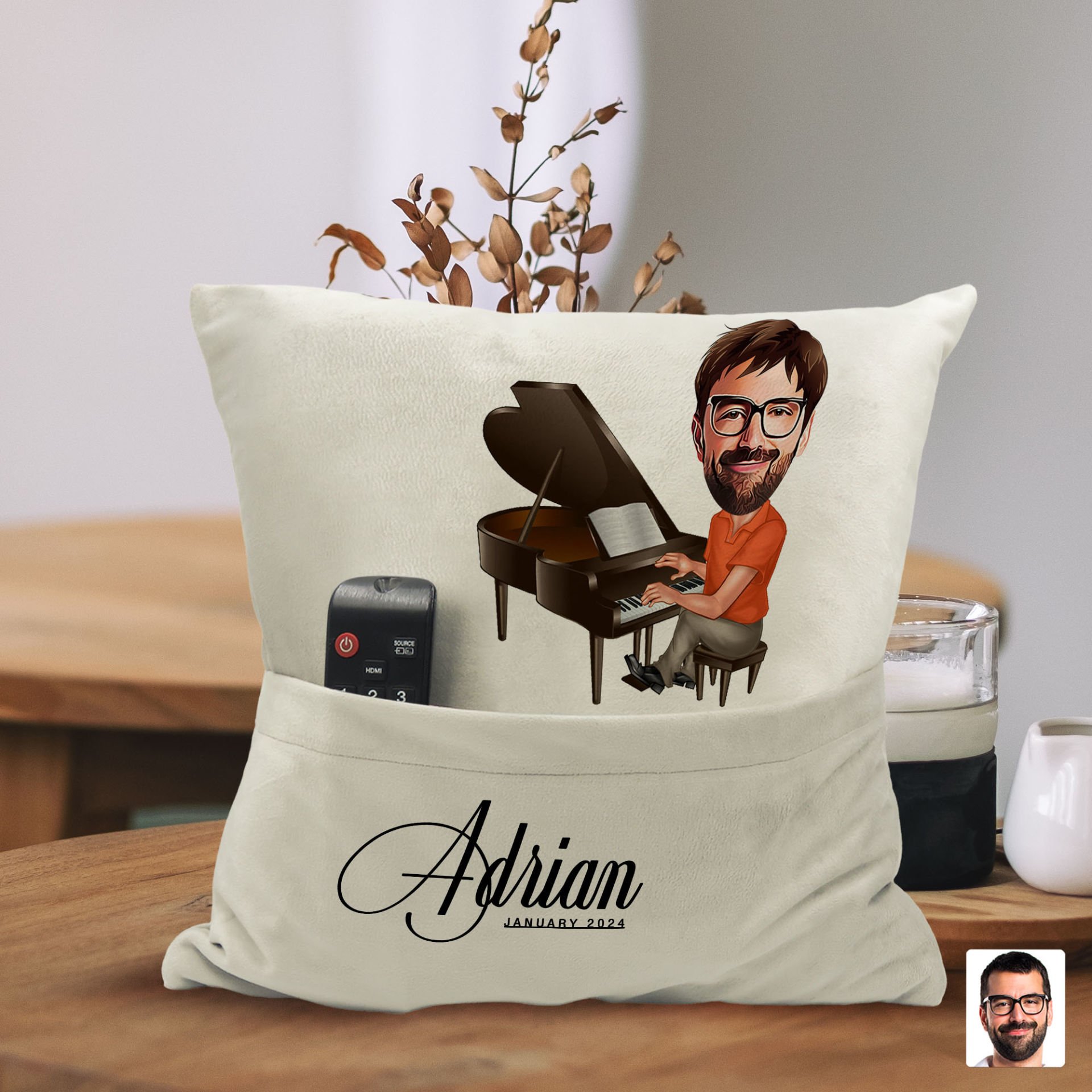 BK Gift Kişiye Özel Piyanist Karikatür Tasarımlı Organizer Kumanda ve Atıştırmalık Cepli Sarı Kırlent Yastık-1 Arkadaşa Hediye, Cepli Yastık