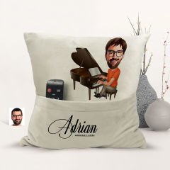 BK Gift Kişiye Özel Piyanist Karikatür Tasarımlı Organizer Kumanda ve Atıştırmalık Cepli Sarı Kırlent Yastık-1 Arkadaşa Hediye, Cepli Yastık