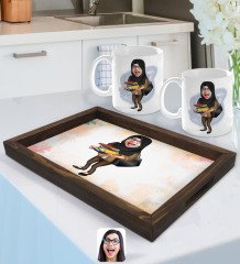 Kişiye Özel Kadın Tesettürlü Öğretmen Karikatürlü Doğal Ahşap Tepsi ve 2’li Kupa Bardak Seti-2