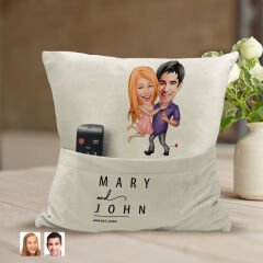 BK Gift Kişiye Özel Sevgililer Karikatür Tasarımlı Organizer Kumanda ve Atıştırmalık Cepli Sarı Kırlent Yastık-3 Arkadaşa Hediye, Cepli Yastık
