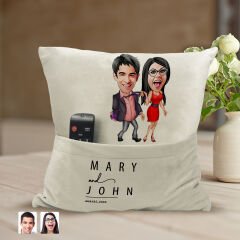 BK Gift Kişiye Özel Sevgililer Karikatür Tasarımlı Organizer Kumanda ve Atıştırmalık Cepli Sarı Kırlent Yastık-4 Arkadaşa Hediye, Cepli Yastık