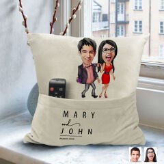 BK Gift Kişiye Özel Sevgililer Karikatür Tasarımlı Organizer Kumanda ve Atıştırmalık Cepli Sarı Kırlent Yastık-4 Arkadaşa Hediye, Cepli Yastık