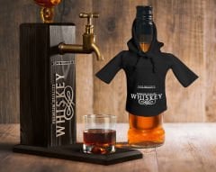 BK Gift Kişiye Özel Kabartma İsimli Musluklu Doğal Ahşap İçki Standı ve Siyah İçki Şişesi Tişörtü Hediye Seti, Home Bar, Viski Çeşmesi, Ahşap İçecek Çeşmesi-11