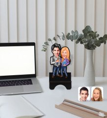 Kişiye Özel Sevgililer Karikatürlü Ahşap Biblo Telefon Standı-50