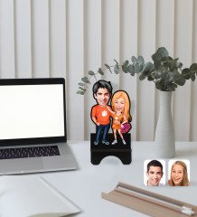 Kişiye Özel Sevgililer Karikatürlü Ahşap Biblo Telefon Standı-54