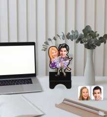 Kişiye Özel Sevgililer Karikatürlü Ahşap Biblo Telefon Standı-56