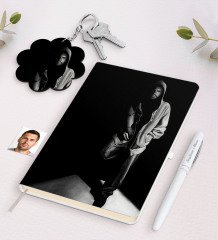 Kişiye Özel Erkek İllüstrasyon Tasarımlı Beyaz Defter Kalem ve Anahtarlık Hediye Seti