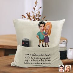 BK Gift Kişiye Özel Sevgililer Karikatür Tasarımlı Organizer Kumanda ve Atıştırmalık Cepli Sarı Kırlent Yastık-80 Arkadaşa Hediye, Cepli Yastık