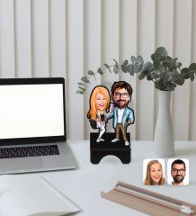Kişiye Özel Sevgililer Karikatürlü Ahşap Biblo Telefon Standı-93