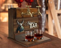 BK Gift Kişiye Özel Kabartma İsimli ve Tarihli Çift Musluklu Doğal Ahşap İçki Standı-4, İçki Standı, Doğum Günü Hediyesi, Ev Hediyesi