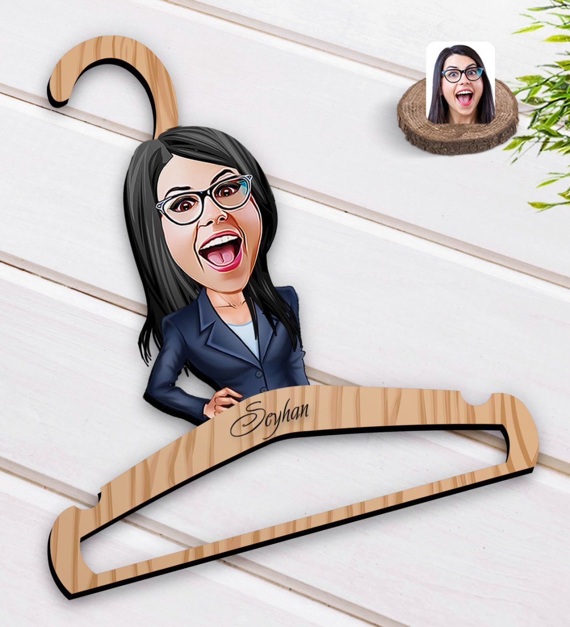 Kişiye Özel Kadın Patron Karikatürlü Standart Boy Ahşap Elbise Askısı-4