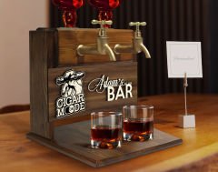 BK Gift Kişiye Özel Kabartma İsimli ve Tarihli Çift Musluklu Doğal Ahşap İçki Standı-6, İçki Standı, Doğum Günü Hediyesi, Ev Hediyesi