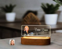 BK Gift Kişiye Özel İsimli  Asistan Karikatürlü Led Işıklı Akrilik Masa İsimliği-1, Ofis Dekoru, Mesleki Hediye, Ofis Hediyeleri