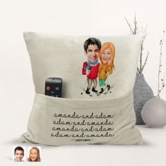 BK Gift Kişiye Özel Sevgililer Karikatür Tasarımlı Organizer Kumanda ve Atıştırmalık Cepli Sarı Kırlent Yastık-107 Arkadaşa Hediye, Cepli Yastık