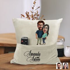 BK Gift Kişiye Özel Sevgililer Karikatür Tasarımlı Organizer Kumanda ve Atıştırmalık Cepli Sarı Kırlent Yastık-109 Arkadaşa Hediye, Cepli Yastık
