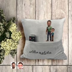 BK Gift Kişiye Özel Baba Oğul Karikatür Tasarımlı Organizer Kumanda ve Atıştırmalık Cepli Gri Kırlent Yastık-21 Arkadaşa Hediye, Cepli Yastık